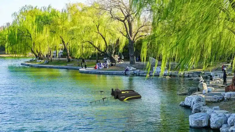番高领航水域运维机器人，24小时智能出击，水面垃圾一网打尽！