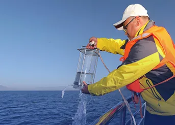 人工采样过程容易造成水样二次污染，数据不准确